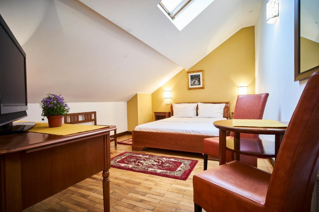 Cozy Attic Room VI Bukares Bagian luar foto
