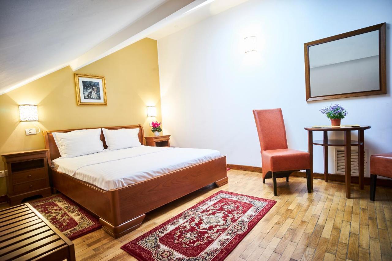 Cozy Attic Room VI Bukares Bagian luar foto