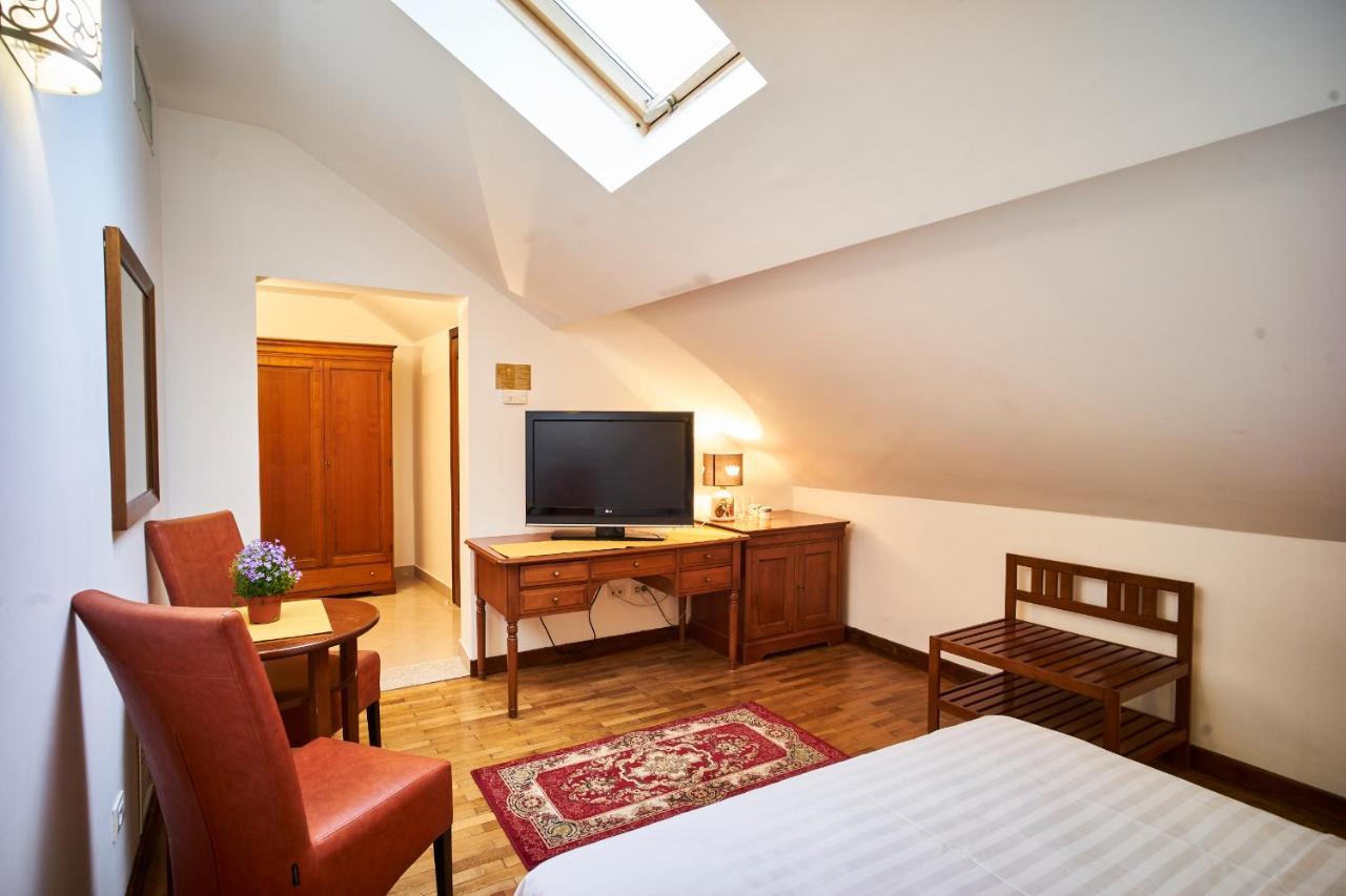 Cozy Attic Room VI Bukares Bagian luar foto